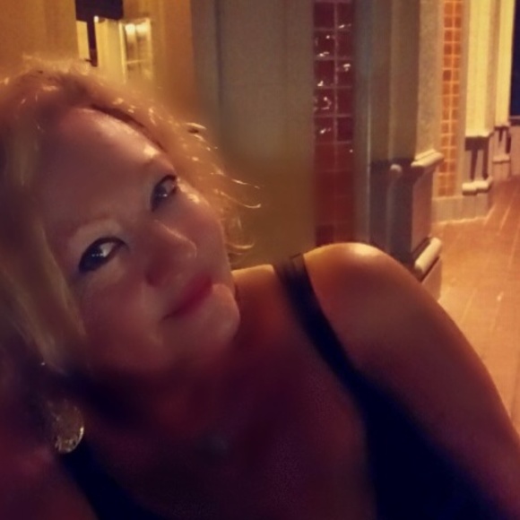 Shop On Meet Your Posher Dianna - Picture 2 of 4